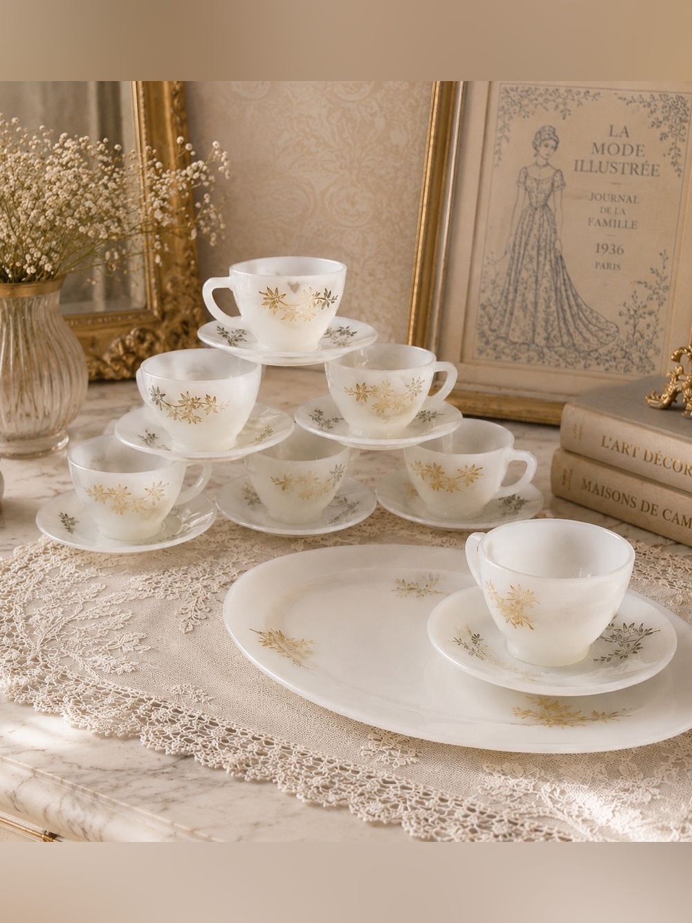 16 pièces 8 plates,  6 mugs , 1 service plate & 1 creamer⚠️